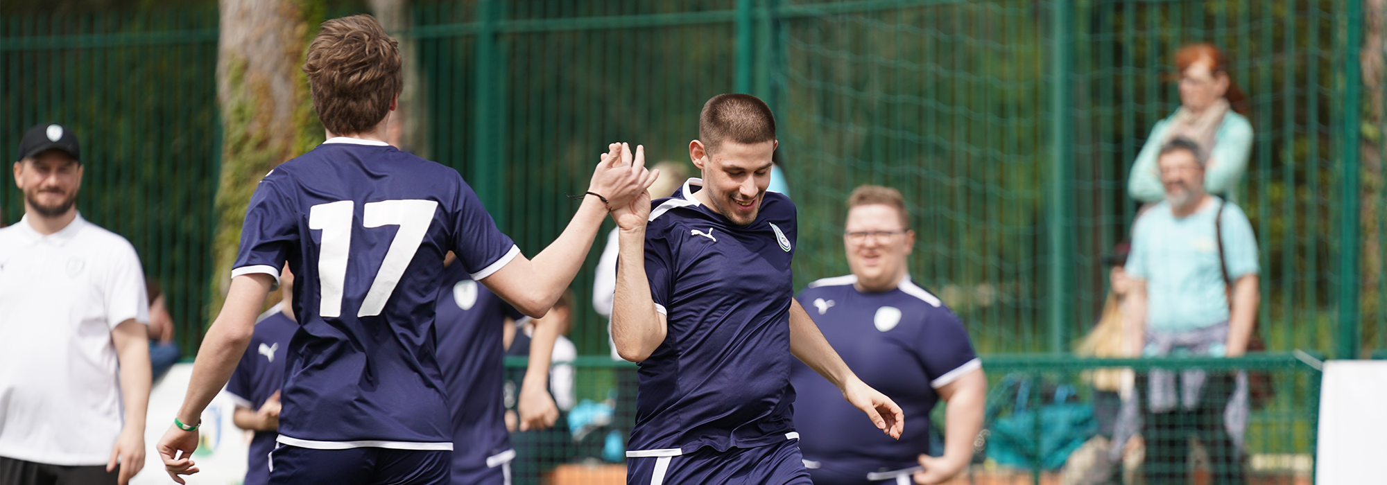 Zwei Spieler von SPIELERPASS klatschen während eines Matches ein