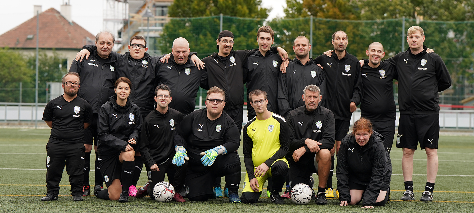 Das Team der "Champions" mit den TrainerInnen bei einem Training beim Unicredit Center am Kaiserwasser