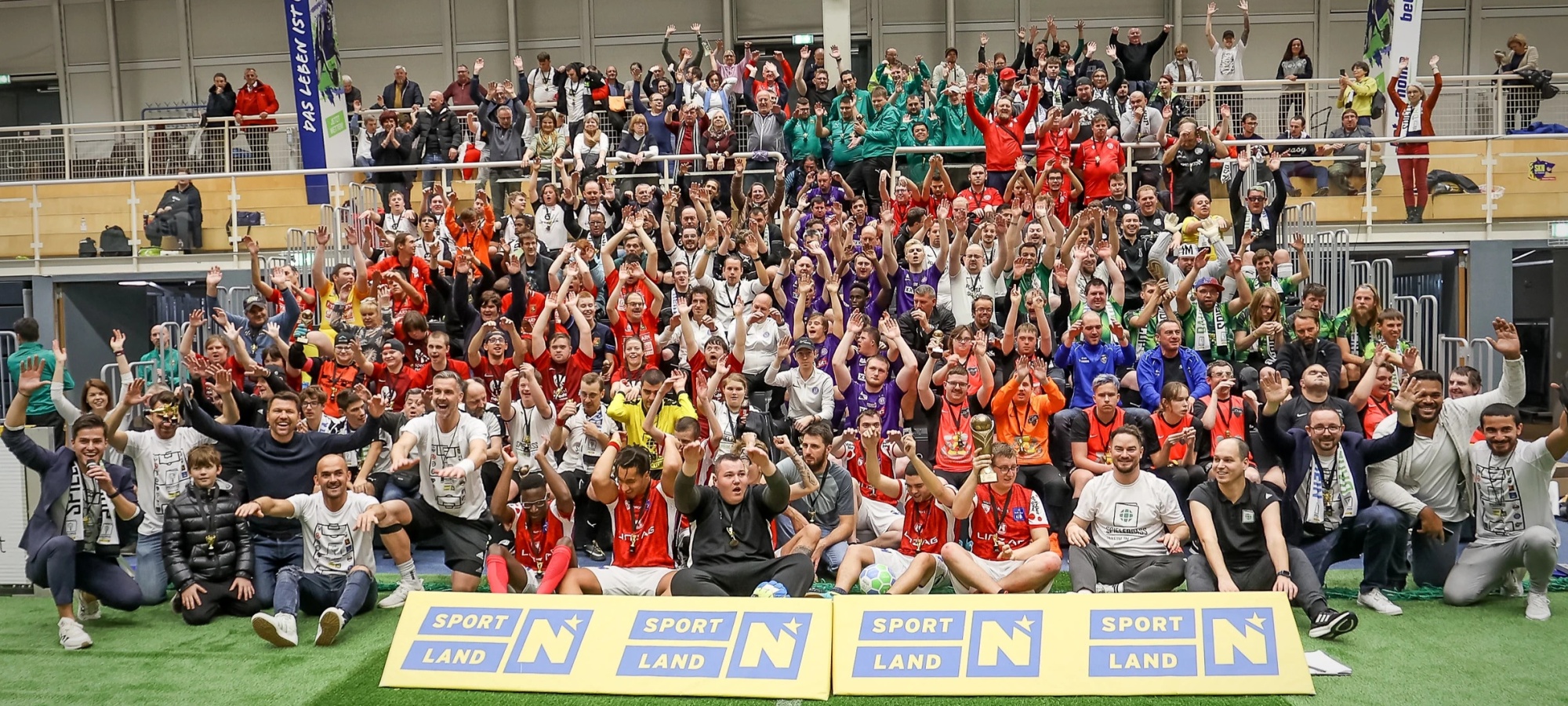 Spielerpass-Cup Menschen jubeln