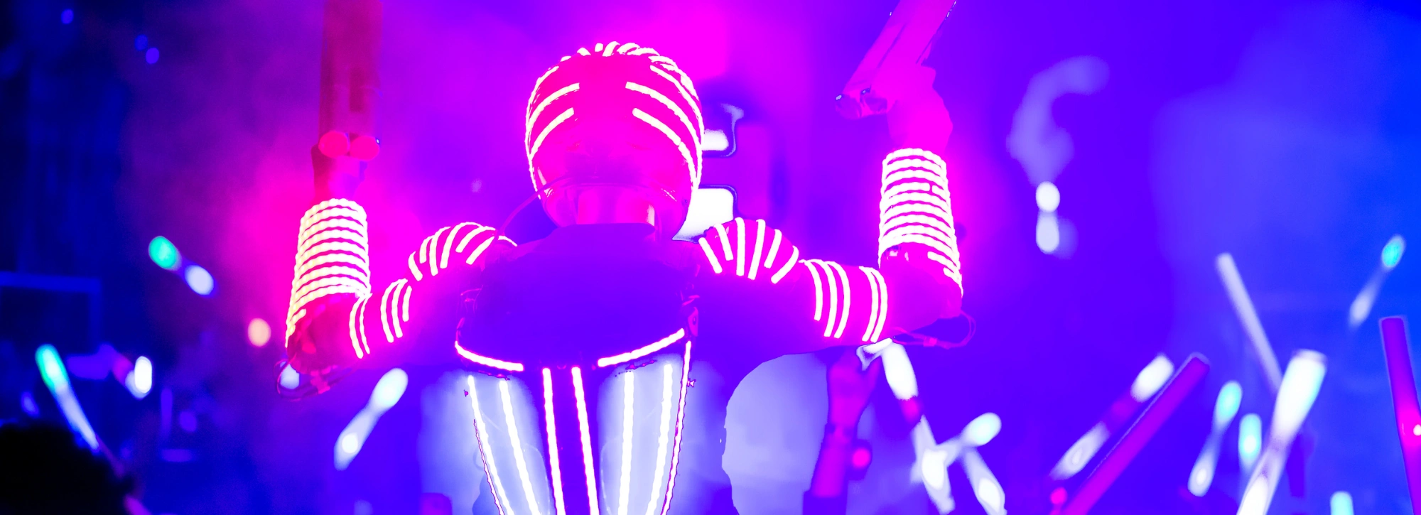 Ein Tänzer in einer futuristischen Uniform bei einem SPIELERPASS Clubbing
