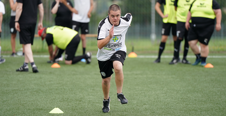 Ein Spieler der SPIELERPASS Champions beim Aufwärmen bei einem der Camps