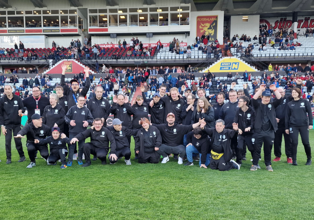 Gruppenfoto auf dem Rasen in einem Fußballstadion
